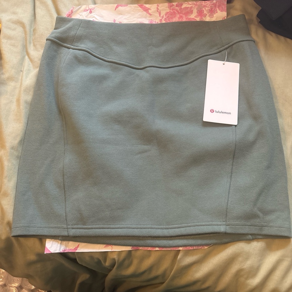NWT Lululemon Scuba High Rise Mini Skirt Size Large Grey Eucalyptus - Picture 2 of 6